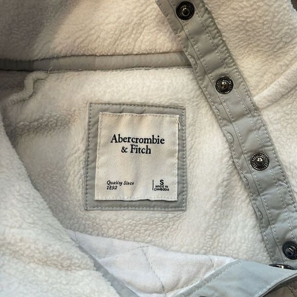 Abercrombie & Fitch bundle - Fleece Sweatshirt Size S & S. 6 green khaki shorts - Picture 6 of 16